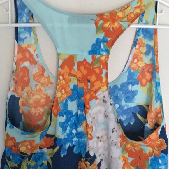 Beautiful floral top by Apt 9. Size Large  NWOT - Picture 3 of 5